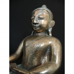 Seltener Mon-Buddha aus Silberbronze mit hohem Kupferanteil – Burma, 18. Jahrhundert, 22 cm - BR200