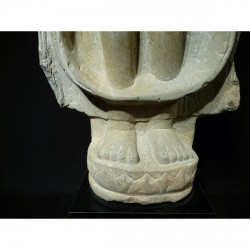 Stehender Buddha aus Sandstein – Kambodscha/Indien, Ende 17. Jahrhundert - AND29