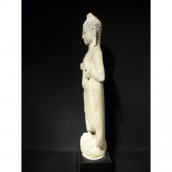 Stehender Buddha aus Sandstein – Kambodscha/Indien, Ende 17. Jahrhundert - AND29