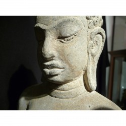 Stehender Buddha aus Sandstein – Kambodscha/Indien, Ende 17. Jahrhundert - AND29