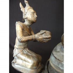 Außergewöhnlich seltener Shan-Buddha aus Silberbronze mit Inschriften – Burma, 17.–18. Jahrhundert, 50 cm - BR202