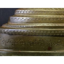 Seltener Shan-Buddha aus Bronze mit Inschrift und eingelegten Steinen – Burma, 1876, 34 cm - BR218