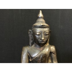 Antiker Shan-Buddha aus dunkel patinierter Bronze auf großem Thron – Burma, 18.–19. Jahrhundert, 25 cm - BR220