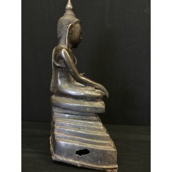 Antiker Shan-Buddha aus dunkel patinierter Bronze auf großem Thron – Burma, 18.–19. Jahrhundert, 25 cm - BR220