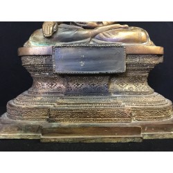 Mon-Buddha aus Bronze mit Inschrift und Stein – Burma, 20. Jahrhundert, 24,5 cm - BR222