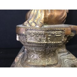 Mon-Buddha aus Bronze mit Inschrift und Stein – Burma, 20. Jahrhundert, 24,5 cm - BR222