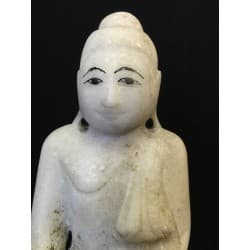 Antiker Mandalay-Buddha aus Alabaster mit Patina – Burma, 19. Jahrhundert, 24 cm - A163