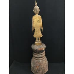 Antiker stehender Buddha aus Holz auf großem Thron – Laos, 19. Jahrhundert, 77 cm - T136