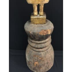 Antiker stehender Buddha aus Holz auf großem Thron – Laos, 19. Jahrhundert, 77 cm - T136