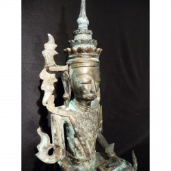 BAußergewöhnlicher Shan-Buddha aus Bronze mit versteckten Inschriften – Burma, 17.–18. Jahrhundert, 41 cm - R209