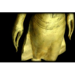 Antiker gehender Buddha aus Holz – Laos, 17.–18. Jahrhundert, 105 cm - T137