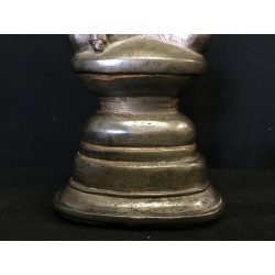 Kleiner Shan-Buddha im schlichten Mönchsstil – Burma, 17.–18. Jahrhundert, 20 cm - BR253