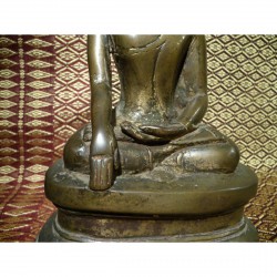 Antiker Shan-Buddha aus patinierter Bronze auf besonderem Thron – Burma, 1700–1750, 24 cm - BR68