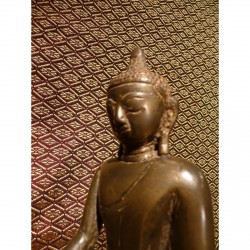 Antiker Shan-Buddha aus patinierter Bronze auf besonderem Thron – Burma, 1700–1750, 24 cm - BR68