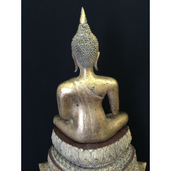 Großer vergoldeter Bangkok-Buddha auf durchbrochenem Thron – Thailand, Mitte 20. Jahrhundert, 74 cm - BR287