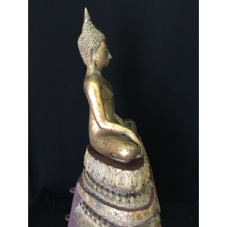 Großer vergoldeter Bangkok-Buddha auf durchbrochenem Thron – Thailand, Mitte 20. Jahrhundert, 74 cm - BR287