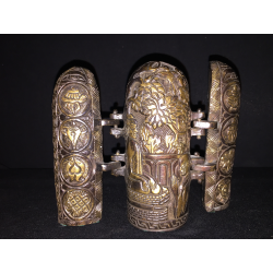 Reise-Buddha aus reich verzierter Bronze – Burma, Anfang 20. Jahrhundert - AND282