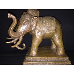 Ganesha auf dreiköpfigem Elefanten aus Bronze – Indien, Anfang 20. Jahrhundert - AND283