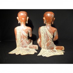 Pair of Monks in Red Lacquer with Stone Inlays from Burma - Munke-012