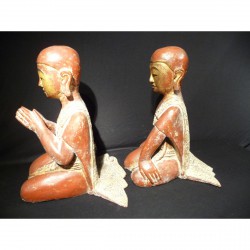 Pair of Monks in Red Lacquer with Stone Inlays from Burma - Munke-012