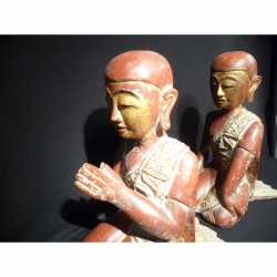 Pair of Monks in Red Lacquer with Stone Inlays from Burma - Munke-012