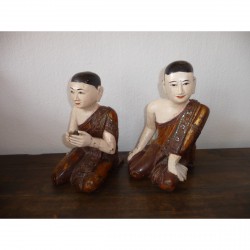 Pair of Monks in Red Lacquer with Stone Inlays from Burma - Munke-012