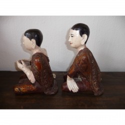 Pair of Monks in Red Lacquer with Stone Inlays from Burma - Munke-012