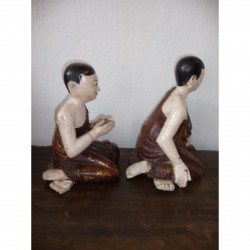 Pair of Monks in Red Lacquer with Stone Inlays from Burma - Munke-012