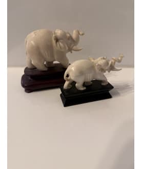 Udskårne elefanter i elfenben på stand – Burma, 1900-tallet - AND174
