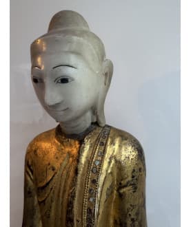 Sjælden stående Mandalay Buddha i alabast og forgyldt træ – Burma, ca. 1900, 83 cm - A181