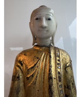 Seltener stehender Mandalay-Buddha aus Alabaster und vergoldetem Holz – Burma, Anfang 20. Jahrhundert, 83 cm - A181
