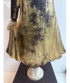 Seltener stehender Mandalay-Buddha aus Alabaster und vergoldetem Holz – Burma, Anfang 20. Jahrhundert, 83 cm - A181