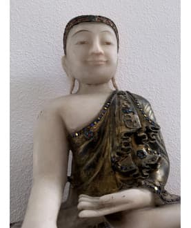High-End Mandalay Buddha in Alabaster with Stone Inlay – Burma, 19th Century, 52 cm - A182