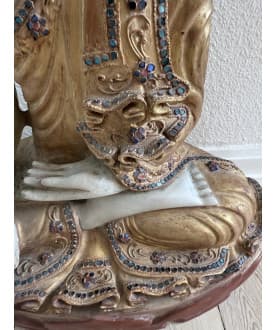 High-end Mandalay Buddha i hvid alabast med guld og sten – Burma, 1800-tallet, 55 cm - A186