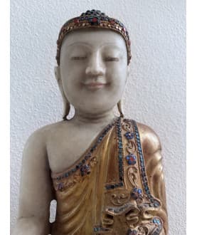 High-end Mandalay Buddha i hvid alabast med guld og sten – Burma, 1800-tallet, 55 cm - A186