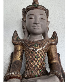 Stor siddende Buddha i sandsten med forgyldning – Burma, start 1900-tallet - AND313