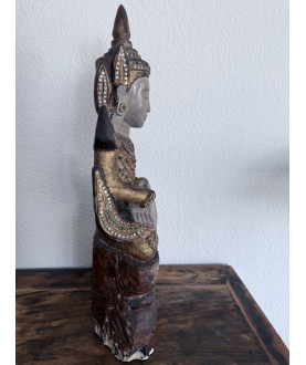 Großer sitzender Buddha aus Sandstein mit Vergoldung – Burma, Anfang 20. Jahrhundert - AND313