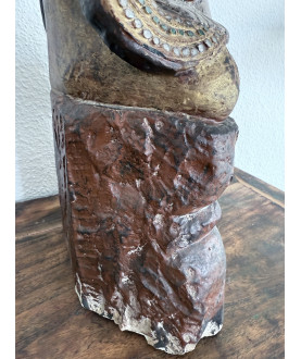 Großer sitzender Buddha aus Sandstein mit Vergoldung – Burma, Anfang 20. Jahrhundert - AND313