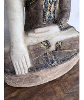 Antik Shan Mandalay Buddha i alabast med blå sten – Burma, 1800-tallet, 50 cm - A187