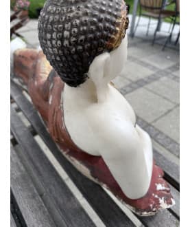 Großer liegender Mandalay-Buddha aus Alabaster mit Vergoldung und Steinverzierung – Burma, 19. Jahrhundert, 103 cm - A188