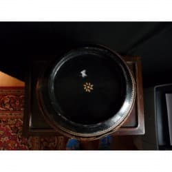 Schwarze runde Lackdose mit dekorativen Mustern - LK-013