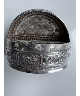 Halv måne dåse nr. 152