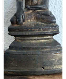 Antiker Shan-Buddha aus Bronze mit großer Usnisa – Burma, 17.–18. Jahrhundert, 19 cm - BR349