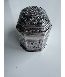 Durchbrochene Silberdose mit Blumenmotiv – Sil-0173