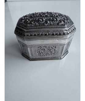Gennembrudt Sølvboks med Floralt Motiv – Sil-0173