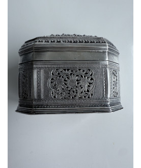 Durchbrochene Silberdose mit Blumenmotiv – Sil-0173