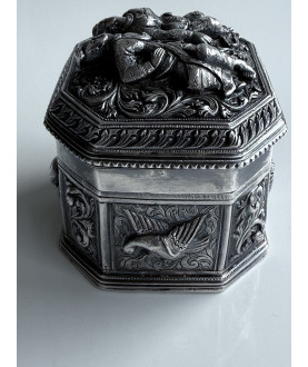 Achteckige Silberdose mit Figuren – Sil-0174