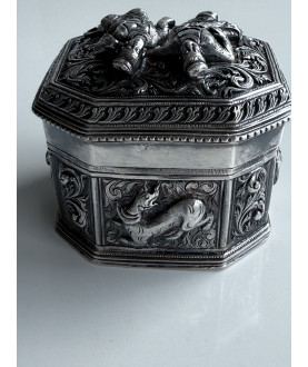 Oktagonal Sølvboks med Figurer – Sil-0174