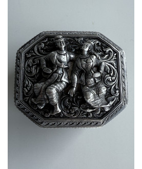 Oktagonal Sølvboks med Figurer – Sil-0174