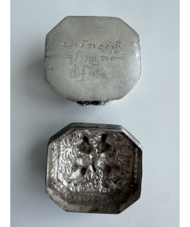Achteckige Silberdose mit Figuren – Sil-0174